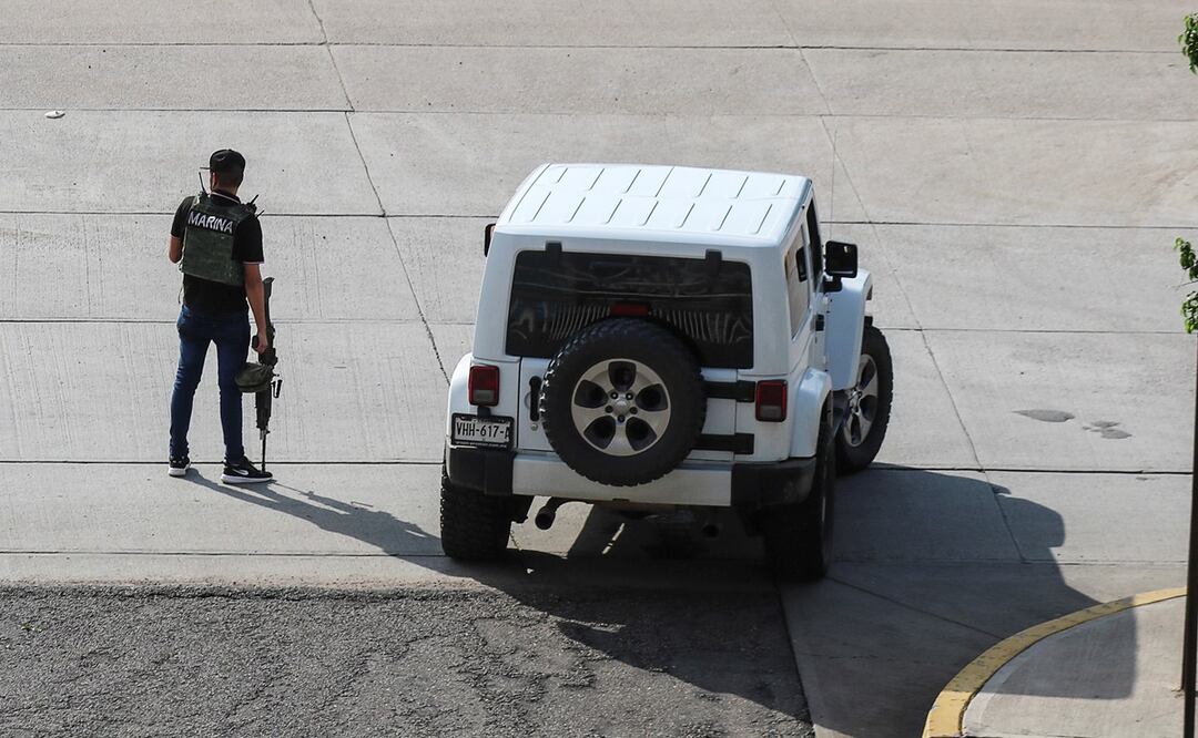 Un civil armado, con chalec que dice Marina vigila una calle de Culiacán, Sinaloa. Foto: AFP