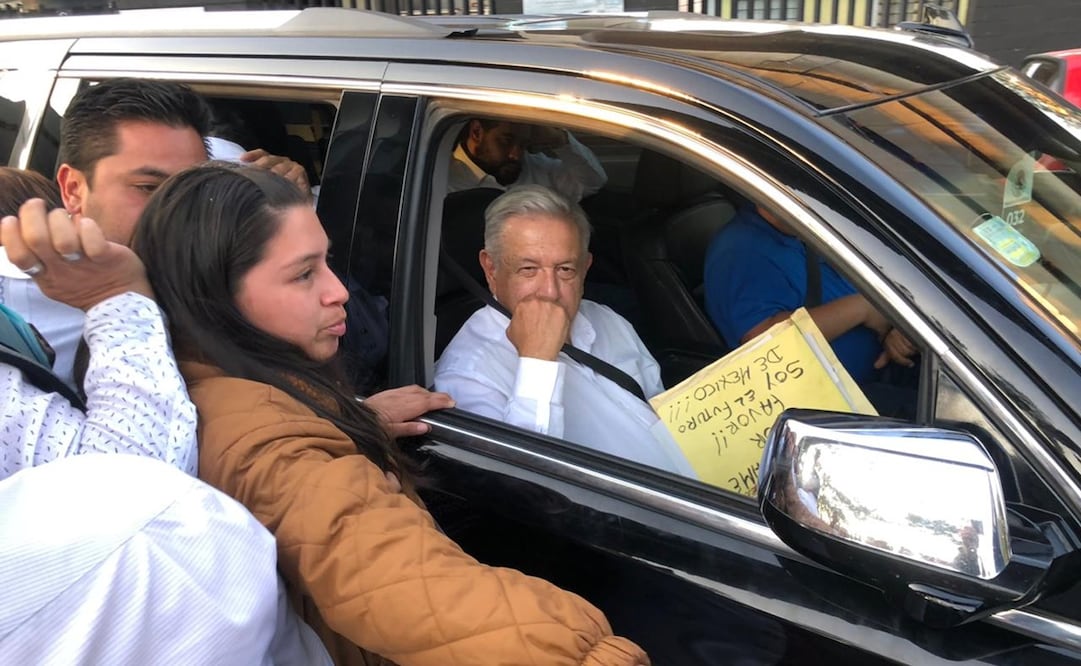 AMLO llegó a la sala de Armas para tener una reunión privada con trabajadores de diversas dependencias de gobierno. Foto: Diego Simón Sánchez