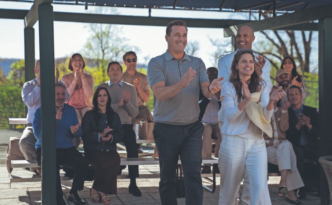 La serie encabezada por Jon Hamm (al frente), quien interpreta a Coop, expone las vulnerabilidades de los habitantes de su vecindario, como el caso de una pareja atrapada en la rutina de su relación. Foto: de APPLE TV+