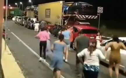 VIDEO: Automovilistas bailan “Payaso del Rodeo” tras quedar varados por accidente en la autopista Siglo XXI