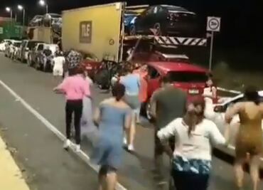 VIDEO: Automovilistas bailan “Payaso del Rodeo” tras quedar varados por accidente en la autopista Siglo XXI
