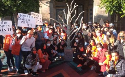 Movimiento Ciudadano entrega monumento a la "antiecologia" a Sheinbaum Pardo