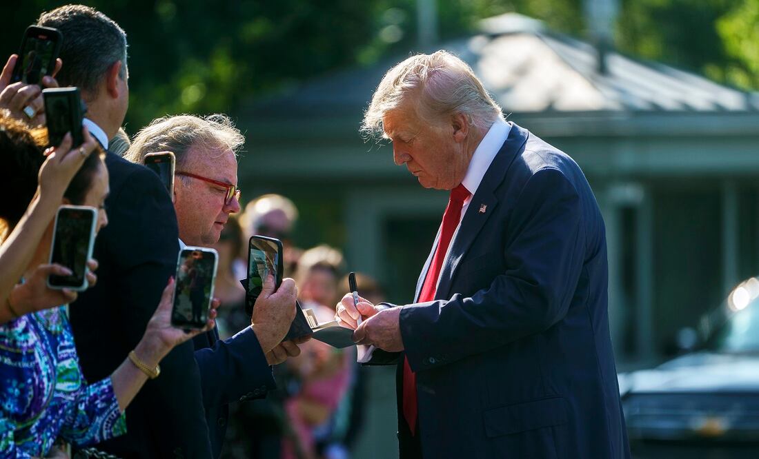 El presidente de Estados Unidos, Donald Trump, firma un autógrafo para un invitado al salir de la Casa Blanca, Washington. Foto: EFE/Archivo