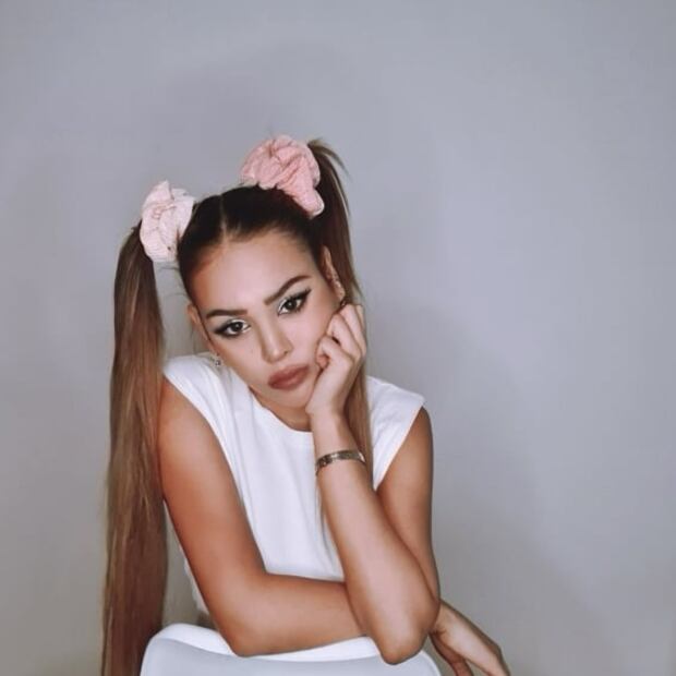 Como la chilindrina, Danna Paola sorprende con divertido peinado