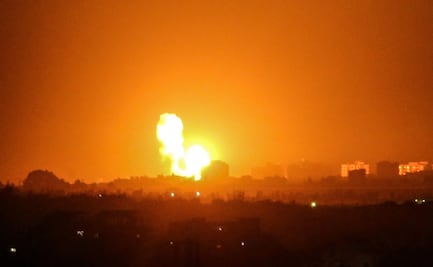 Ejército de Israel bombardea la Franja de Gaza en represalia a globos incendiarios