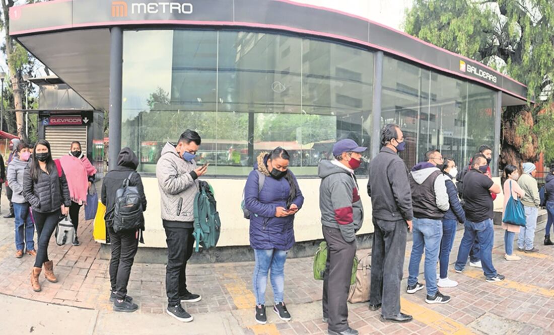 Ususarios esperaron más de media hora formados para poder abordar un RTP, pero las unidades no se dan abasto. Foto: Berenice Fregoso. El Universal