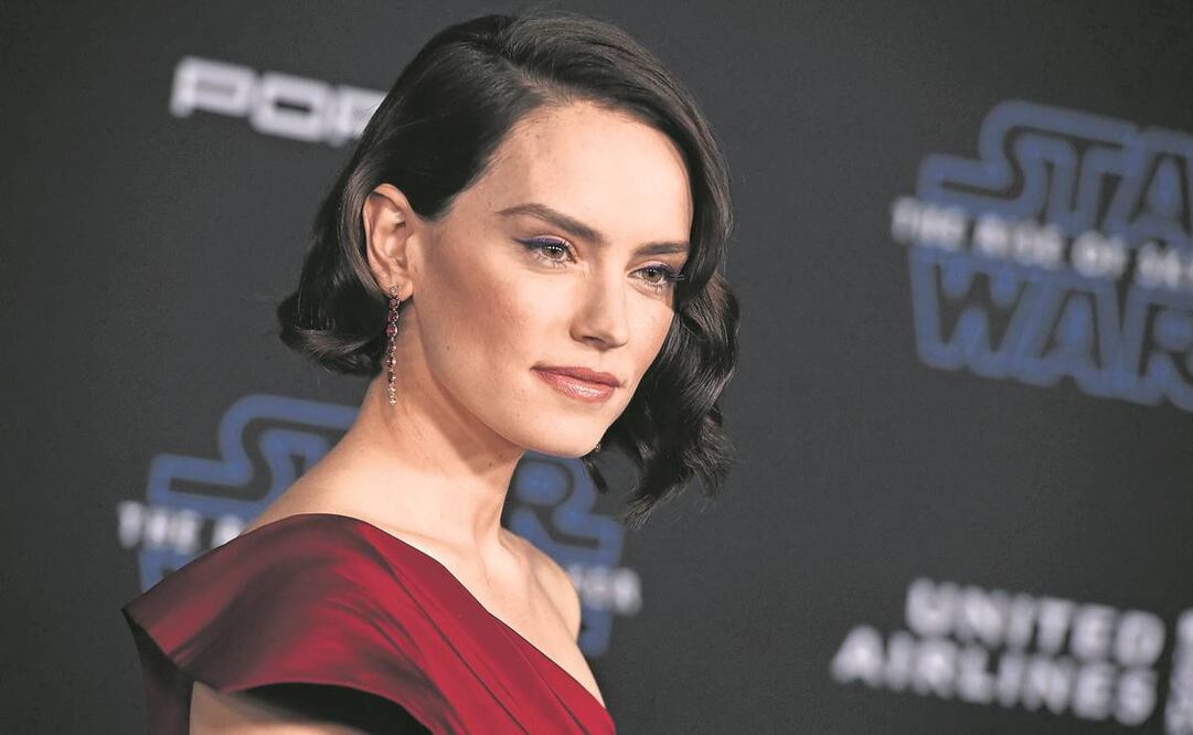 ARCHIVO - Daisy Ridley llega al estreno mundial de "Star Wars: The Rise of Skywalker" el 16 de diciembre de 2019 en Los Angeles. Lucasfilm anunció tres nuevas películas con actores de "Star Wars" incluyendo el regreso de Ridley como Rey. (Jordan Strauss/Invision/AP, archivo)