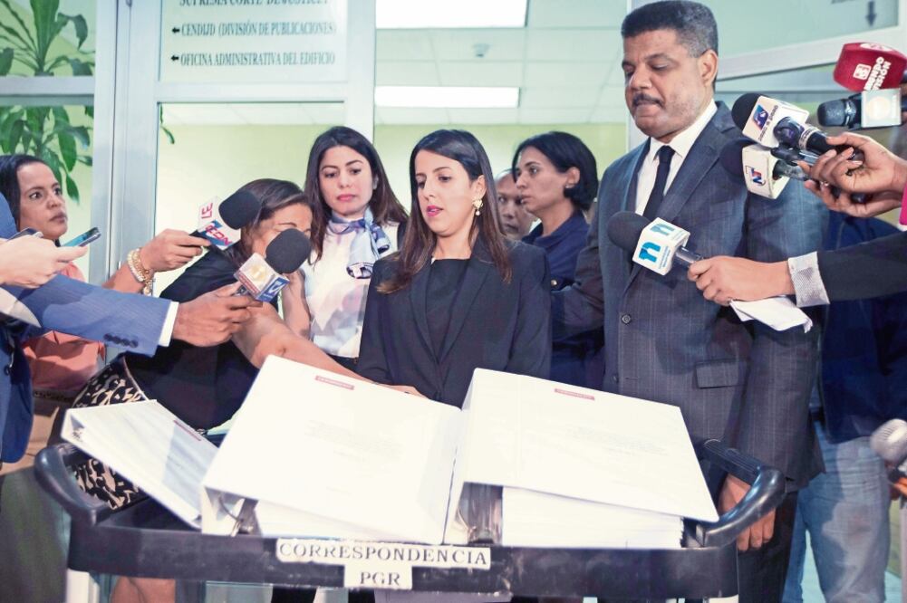 El abogado de Odebrecht, Robert Valdez (izquierda), tras dar la información que le requirió la procuraduría de República Dominicana. (ORLANDO BARRÍA. EFE)