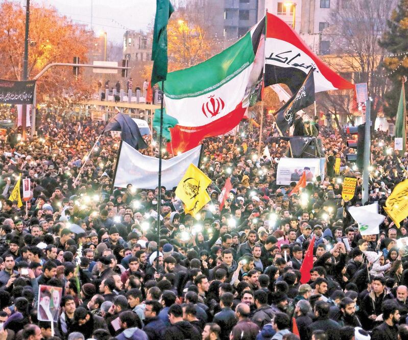Iraníes marcharon por las calles de Mashad para rendir homenaje al máximo general Qasem Soleimani, asesinado en un ataque estadounidense en Bagdad. Foto/MEHDI JAHANGHIRI. AFP