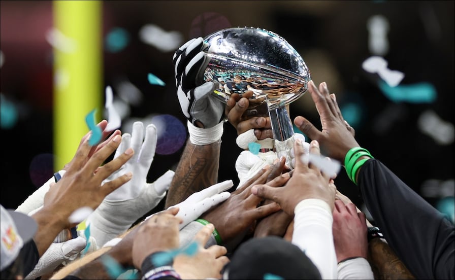 Todo lo que necesitas para vivir el Super Bowl en forma desde casa o en un evento épico