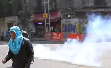Video. Lanzan gas lacrimógeno en protesta de padres de Ayotzinapa