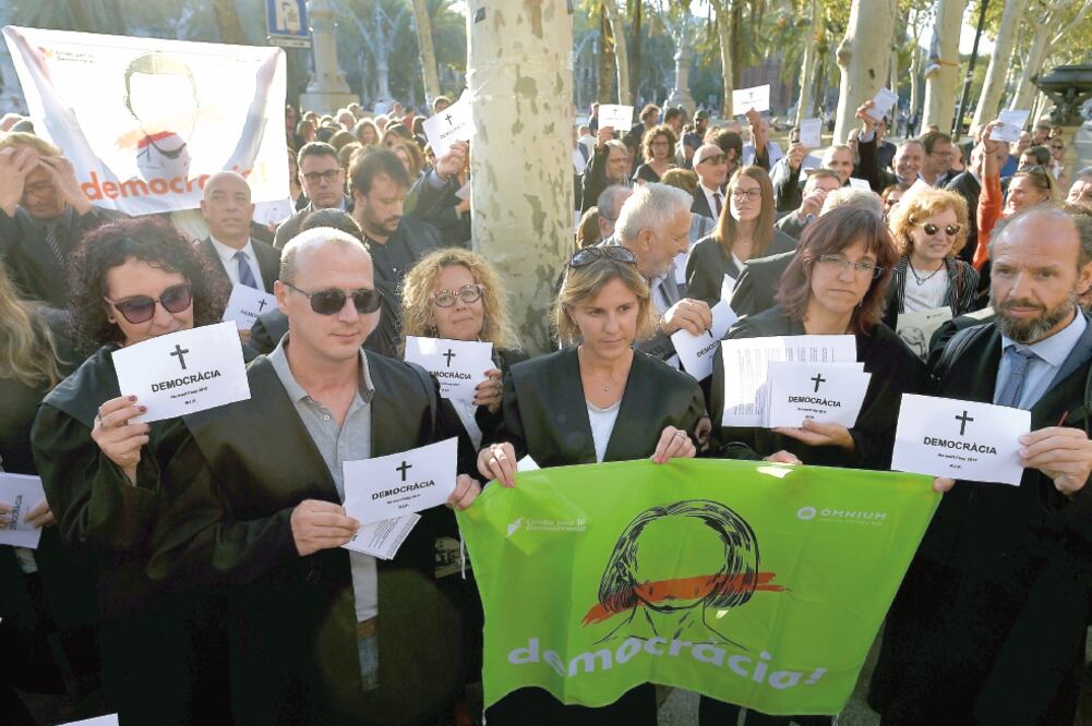 Abogados salieron ayer a manifestarse frente a la Corte Superior de Justicia de Cataluña, en Barcelona, a favor del referéndum del domingo. (LLUIS GENE. AFP)