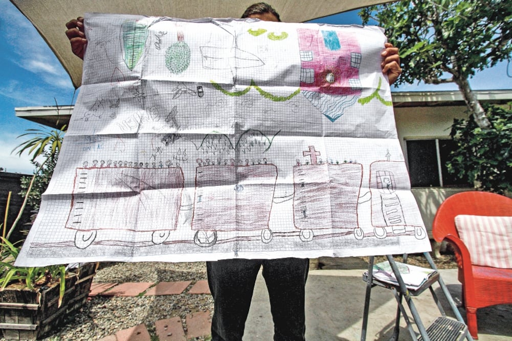 Una pequeña dio vuelo a su creatividad para dar forma a la bestia de metal que transporta a cientos de migrantes en busca del sueño americano. (FOTO: JOEBETH TERRIQUEZ. EL UNIVERSAL)