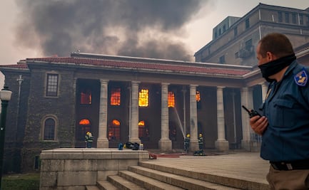 Incendio destruye edificios de la Universidad de Ciudad del Cabo en Sudáfrica