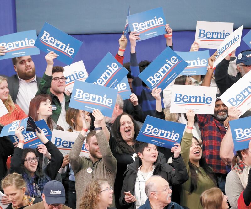 Seguidores del precandidato demócrata Bernie Sanders, ayer en Manchester, New Hampshire. PABLO MARTINEZ MONSIVAIS. AP