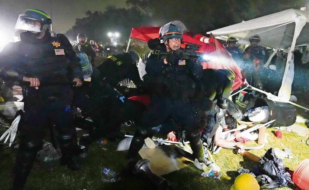 La policía choca con manifestantes propalestinos que desafiaron las órdenes de abandonar un campamento instalado en la UCLA, campus de Los Ángeles, en mayo pasado. Foto: AP