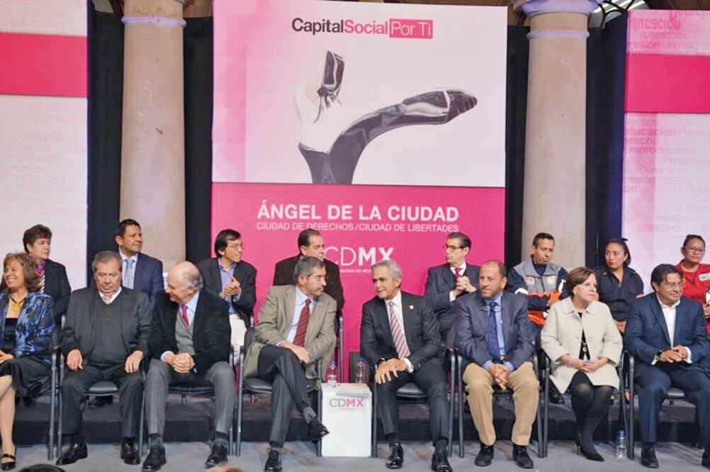 Miguel Ángel Mancera, jefe de Gobierno capitalino (al centro), entregó el Premio Ángel de la Ciudad a destacados personajes de la vida pública (GOBIERNO DE LA CIUDAD DE MÉXICO)