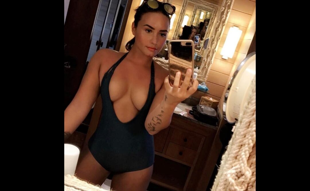 La cantante Demi Lovato presumió a sus seguidores en Instagram cómo luce su escote en traje de baño.