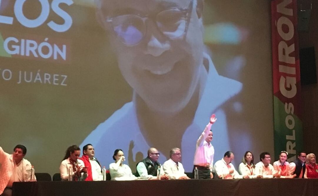 Mikel Arriola durante un encuentro con vecinos de la delegación Benito Juárez y el candidato a alcalde por esta demarcación, Carlos Girón (Foto: Diana Villavicencio / EL UNIVERSAL)