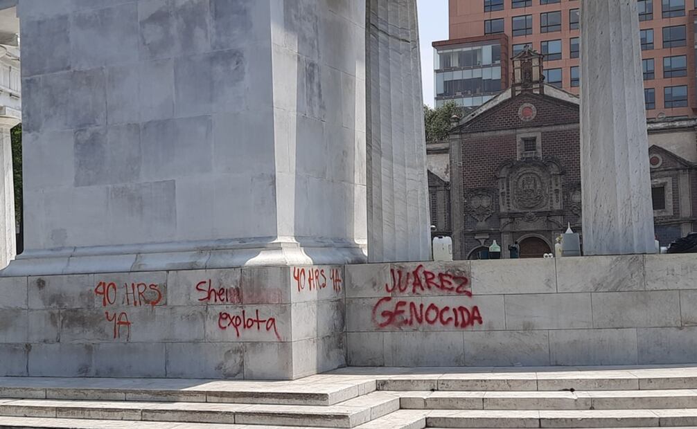 “Sheinbaum explotadora”, “¡40 horas ya!” y “Juárez genocida” son algunos de los mensajes que se escribieron en el Hemiciclo. Foto: Frida Juárez/EL UNIVERSAL.