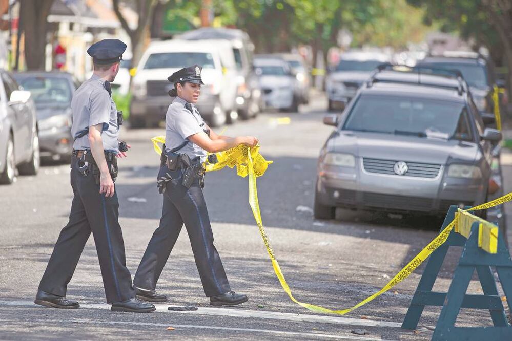 Oficiales en la zona donde se registró un tiroteo el pasado miércoles en un barrio de Nicetown, Filadelfia. Foto/MATT ROURKE. AP