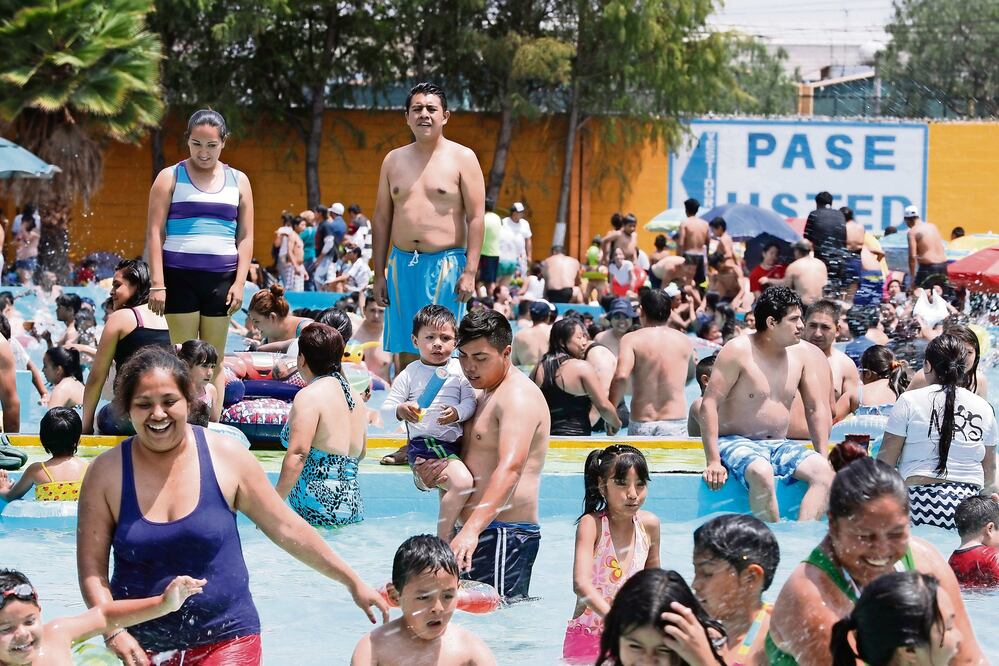 Los bañistas aprovecharon el momento para obtener un bronceado como si hubieran ido a alguna playa, mientras que los niños se divertían chapoteando. (LUIS CORTÉS. EL UNIVERSAL)