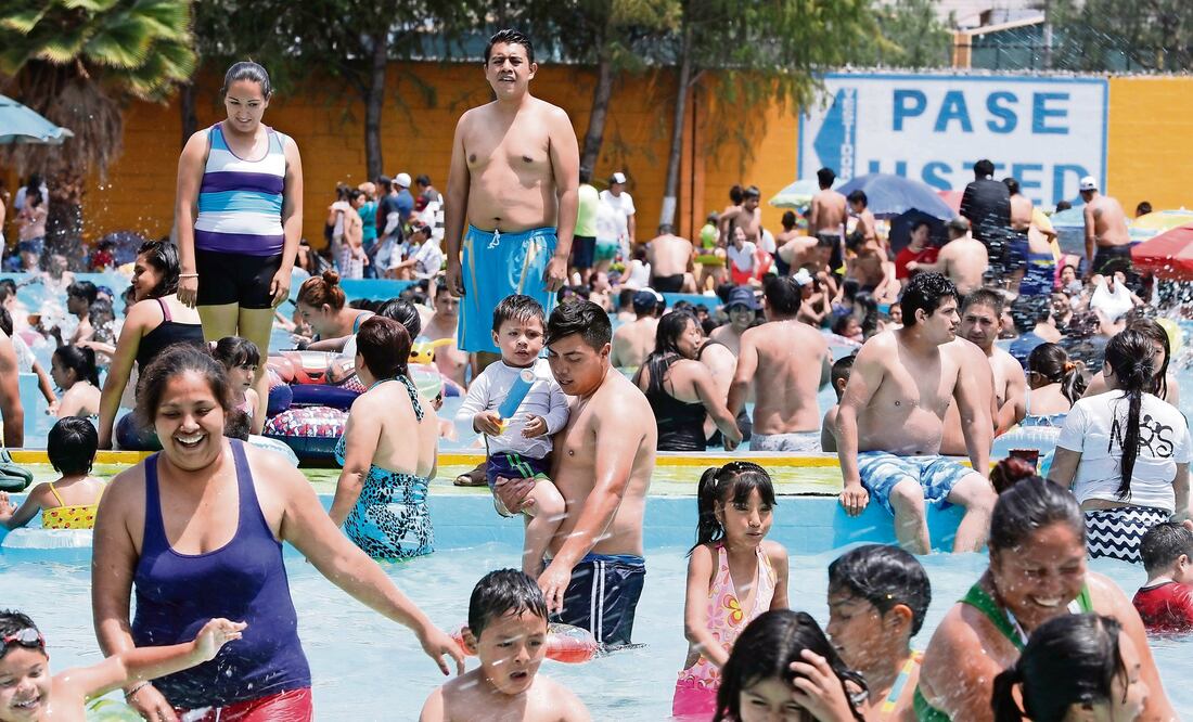 Los bañistas aprovecharon el momento para obtener un bronceado como si hubieran ido a alguna playa, mientras que los niños se divertían chapoteando. (LUIS CORTÉS. EL UNIVERSAL)