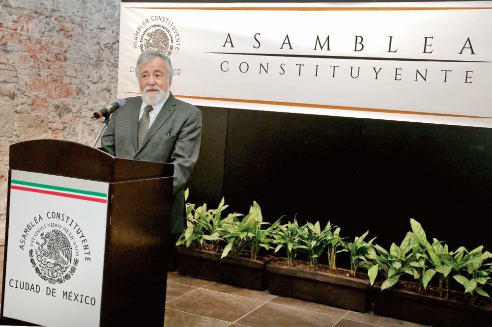 El presidente de la Mesa Directiva de la Asamblea Constituyente en la CDMX, Alejandro Encinas, afirma que no quiere mezclar temas electorales con su trabajo en la Constitución de la Ciudad de México. (CORTESÍA)