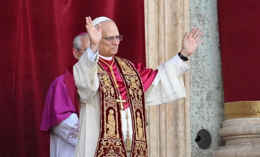 El nuevo papa León XIV, el cardenal estadounidense Roberto Francisco Prevost, bendice a los fieles desde el balcón de la Basílica de San Pedro en el Vaticano. Foto: EFE