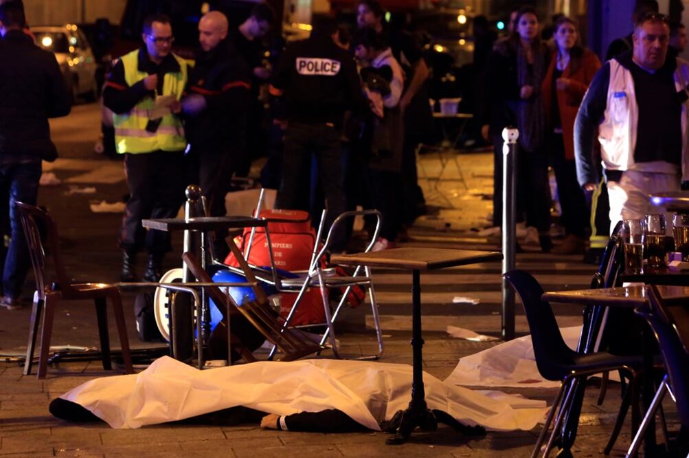 Por lo menos 100 personas murieron en una popular sala de conciertos de París. Foto: AP
