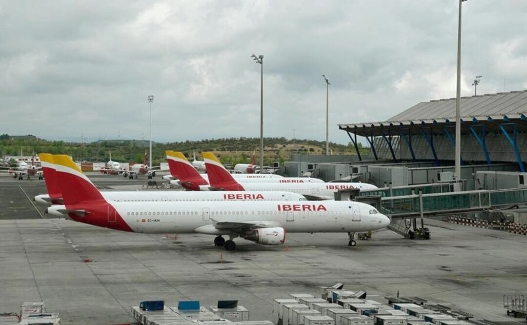 Unos aviones de la compañía Iberia, aparcados en el aeropuerto Madrid-Barajas Adolfo Suárez. Foto: AFP