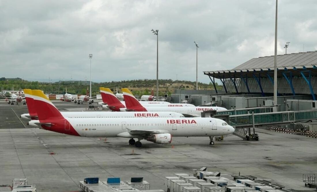 Unos aviones de la compañía Iberia, aparcados en el aeropuerto Madrid-Barajas Adolfo Suárez. Foto: AFP