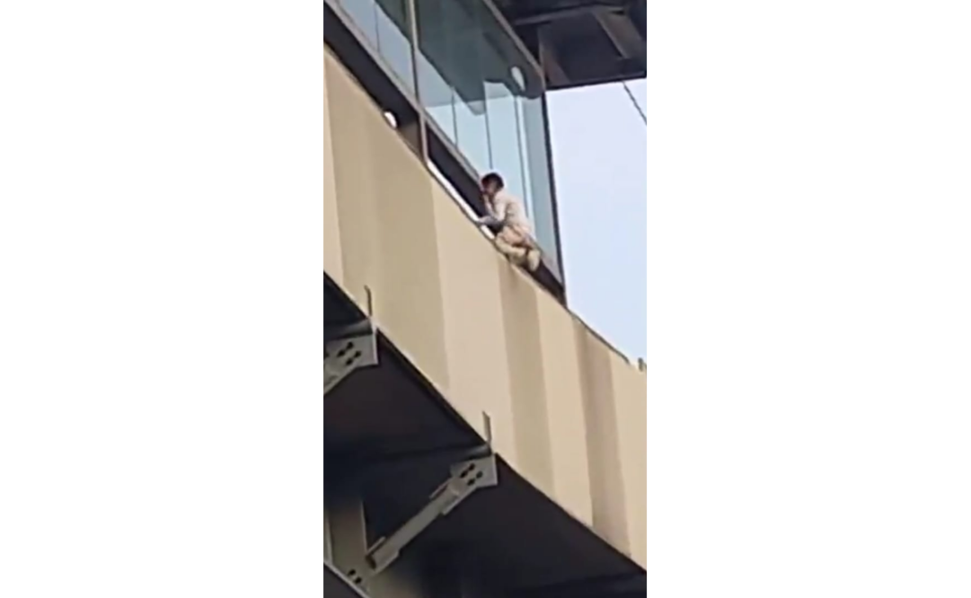 Rescatan a sujeto que amenazaba con lanzarse desde estación de la Línea 12 del Metro.
Foto: Especial.