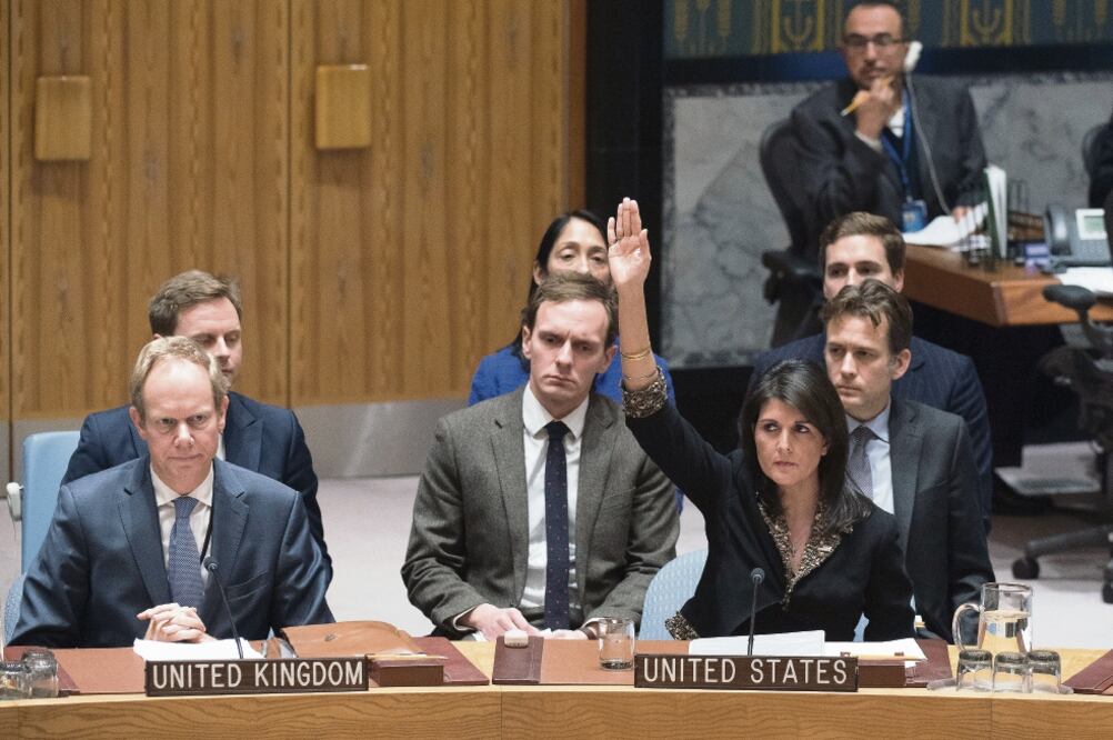 Intimidación. La embajadora de EU en la ONU, Nikki Haley, envió cartas con su advertencia a 180 países (SKINDER DEBEBE. AP)