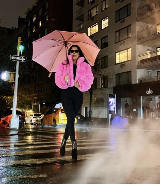 Pants con botas y abrigo, el look de Martha Debayle