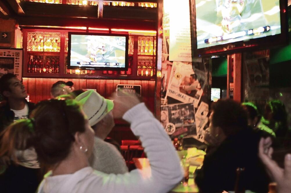 Los principales restaurantes de la ciudad se llenan para disfrutar del gran juego. (ARCHIVO. EL UNIVERSAL)