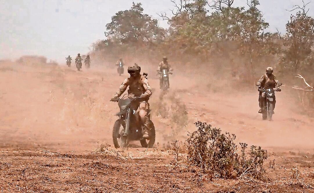 Soldados rusos se dirigen hacia una posición ucraniana en un lugar no revelado. Foto: AP