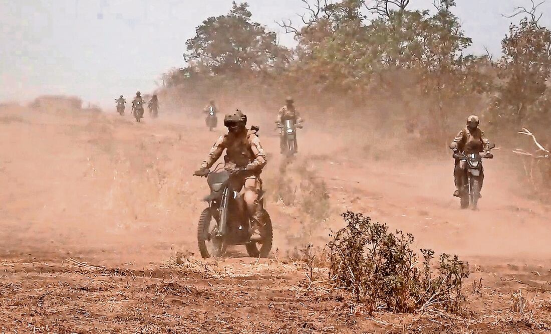Soldados rusos se dirigen hacia una posición ucraniana en un lugar no revelado. Foto: AP