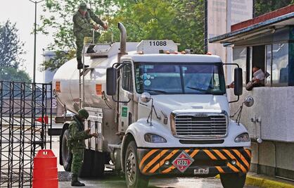 Sólo 69 pipas compradas por el gobierno de AMLO abastecen combustible