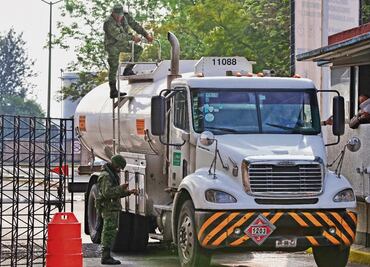 Sólo 69 pipas compradas por el gobierno de AMLO abastecen combustible