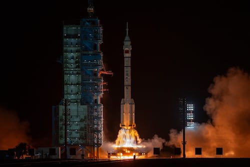 El turismo espacial sigue en crecimiento; China le entra al servicio para millonarios y compite con EU