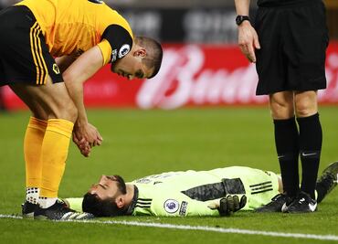 Portero del Wolverhampton sufre aparatoso golpe que lo dejó conmocionado