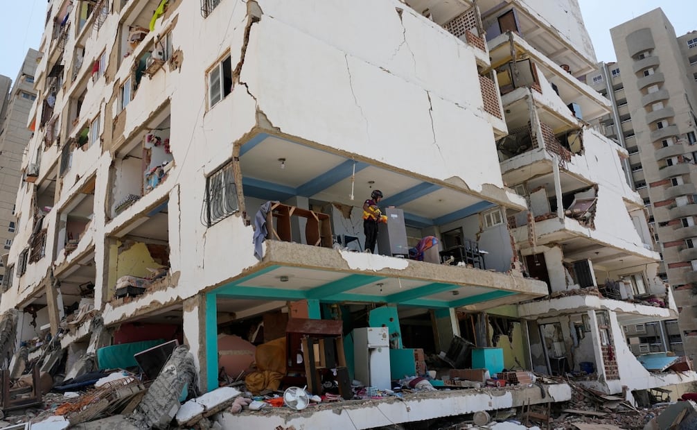 Un rescatista inspecciona un edificio dañado en Catia La Mar, dos días después del terremoto que sacudió la costa central de Venezuela (26/06/2026). Foto: AP