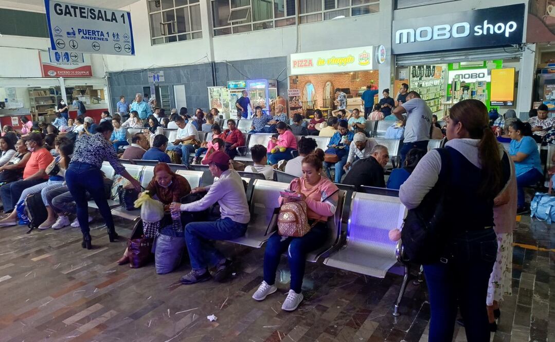 Los chilangos abarrotan la central camionera del sur por el inicio del periodo vacacional de Semana Santa. Foto: Fernanda Rojas / EL UNIVERSAL