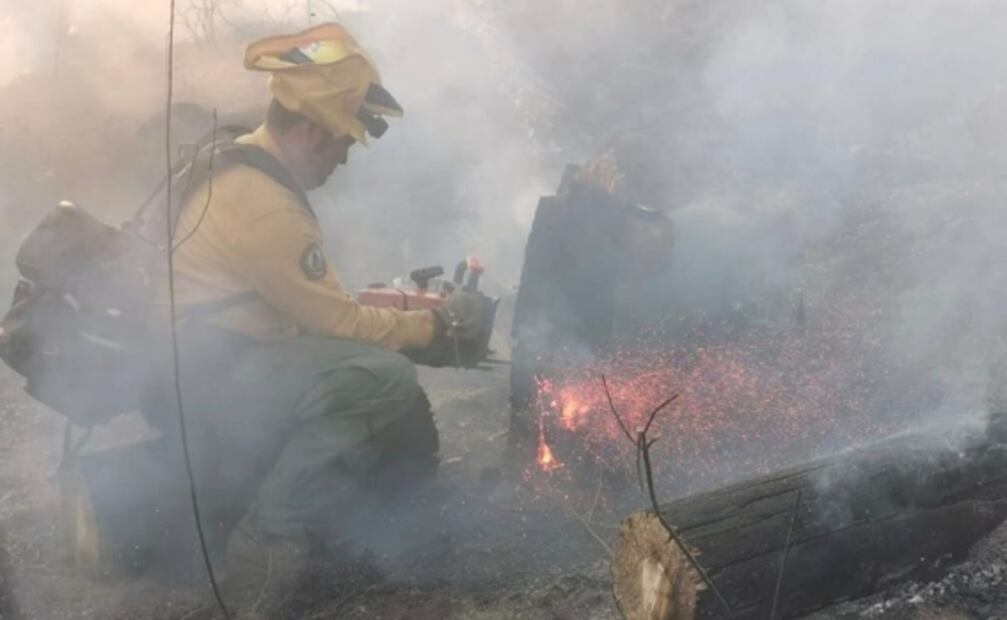Helicóptero de Guardia Nacional se suma a labores para sofocar incendio forestal en Michoacán
