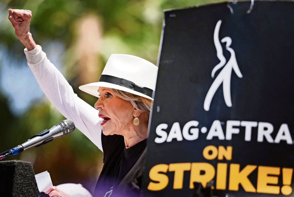 Bajo 33 grados Celsius, la actriz abogo por el salario digno en su gremio. Foto: AFP