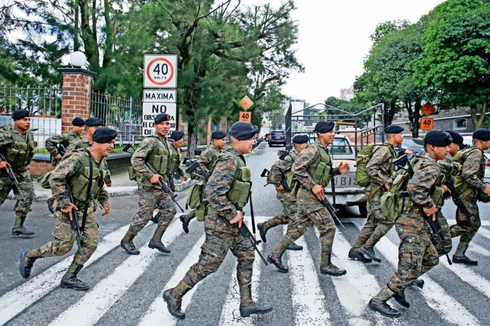 Los soldados guatemaltecos dejarán las labores de seguridad pública este mes. (AP)