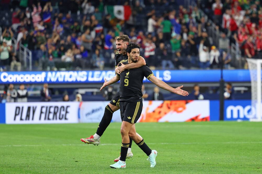 Santiago Giménez y Raúl Jiménez en festejo de gol - Foto: Imago7