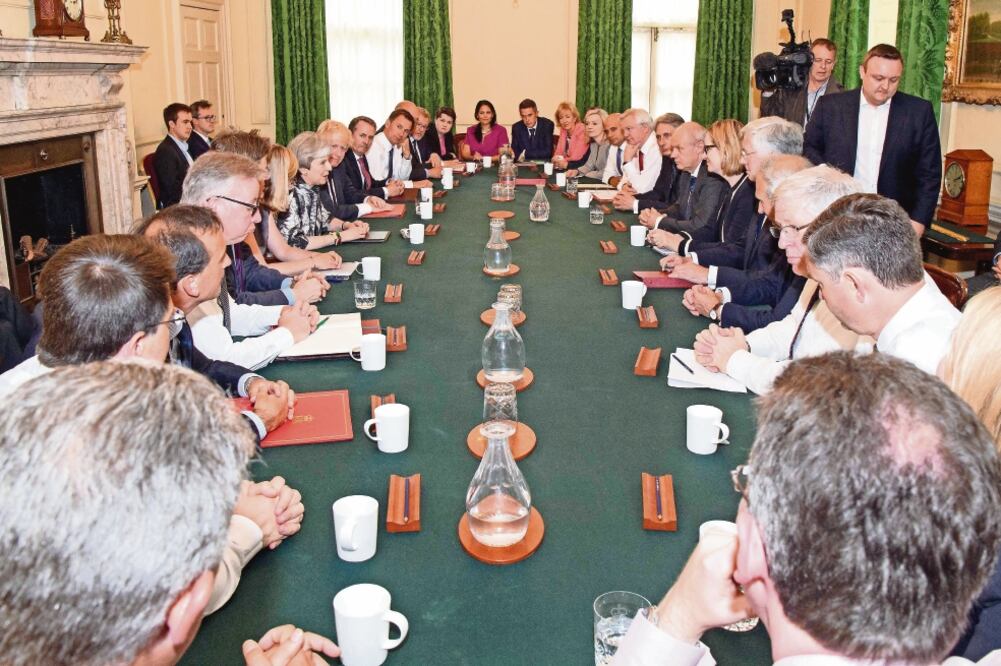 La primera ministra británica, Theresa May, tuvo ayer su primera reunión de trabajo con su nuevo gabinete en Downing Street, en Londres (LEON NEAL. AFP)