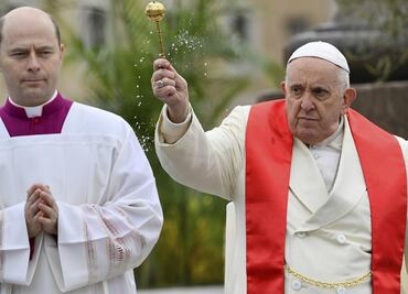 Papa Francisco oficia la misa del Domingo de Ramos en el Vaticano tras salir del hospital